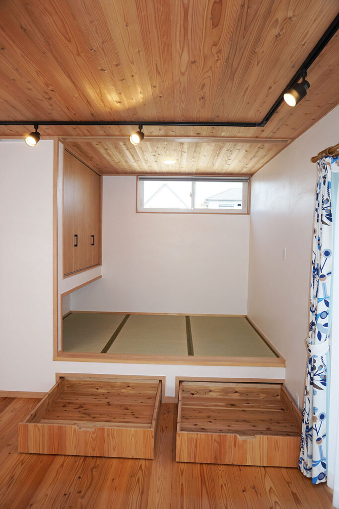愛知県扶桑町の無垢杉床としっくい壁の家